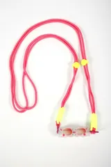 Correa para celular de cordón rosa con detalles en amarillo neón y dije decorativo en forma de anteojos.