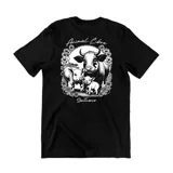 Remera negra de algodón con gran estampado en la espalda que muestra una vaca y cerdos rodeados de flores, junto con las inscripciones "Animal Libre" y "Santuario".