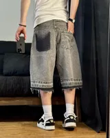 Bermuda de jean gris con efecto lavado, corte amplio, cordón ajustable en la cintura y terminación desflecada.