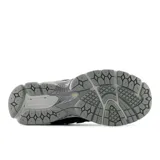 Championes New Balance modelo 1906R, color gris oscuro con detalles en gris claro, blanco y amarillo. Presentan una parte superior de malla transpirable con superposiciones sintéticas y el logo "N" en los laterales.