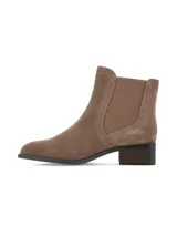 Botín chelsea de cuero gamuza color marrón taupe, con taco intermedio símil madera y detalle de hebilla metálica ornamental en el lateral.