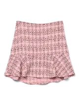 Pollera corta de tiro alto confeccionada en tejido tweed con estampado a cuadros en tonos rosados y negros. Presenta un ruedo con volado.