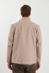 Sobretodo de paño casual color negro, con abotonadura frontal, bolsillos frontales con solapa, cuello alto y detalles de presillas en los hombros.