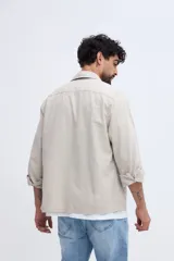 Sobrecamisa azul marino confeccionada en mezcla de lino y algodón, con cuello clásico, cierre frontal de botones, bolsillos aplicados en el pecho y bolsillos inferiores.