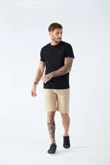 Bermuda tipo chino de corte clásico, confeccionada en una mezcla de lino y algodón. Presenta cierre de cremallera y botón, bolsillos laterales y traseros, y trabillas para cinturón.