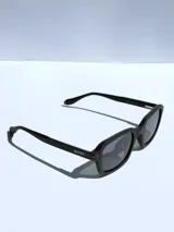 Lentes de sol negros con marco cuadrado y lentes grises.