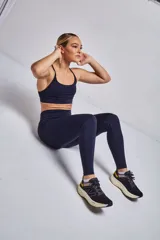 Calza deportiva larga color verde militar, de tiro alto y largo hasta el tobillo.