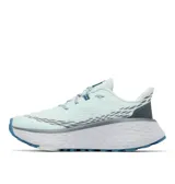 Championes de trail running Columbia modelo Konos Trillium, color azul claro con detalles en gris oscuro y blanco. Presentan suela con tecnología Adapt Trax para alta tracción, entresuela Techlite+ para amortiguación reactiva y sistema Navic Fit para mayor estabilidad en el talón.