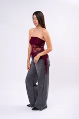 Top strapless de encaje color bordó, con diseño ajustado y detalle de volado en el ruedo.