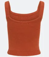 Blusa de punto acanalado color naranja, con escote en U y tirantes finos. Presenta un diseño ajustado al cuerpo.