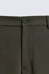 Pantalón regular fit color azul marino, confeccionado en tejido elástico. Cuenta con bolsillos frontales, bolsillos traseros de vivo con botón y cierre frontal con cremallera y botón.