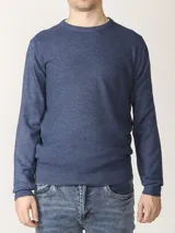 Sweater color ladrillo con escote redondo y punto retenido frontal.