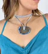 Gargantilla de cuero sintético gris con dije de piedra natural marrón con borde azul.