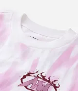 Remera oversized de algodón con teñido tie-dye en blanco y rosa. Presenta un cuello redondo y un estampado frontal con la palabra "Chaos" y un diseño de llamas en color rosado.