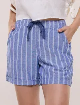 Short de lino color blanco, con calce relajado, cintura elastizada con cordón de ajuste y bolsillos diagonales.
