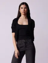 Bolero tejido color fucsia, marca Ninety, de manga corta con apliques de botones.