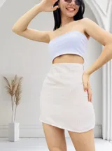 Conjunto de top bandeau y minifalda color negro.