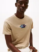 Remera de cuello redondo y manga corta, confeccionada en algodón, con el logo de la marca estampado en el centro del pecho.