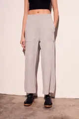 Pantalón gris de algodón, corte recto, tiro alto y bolsillos delanteros.