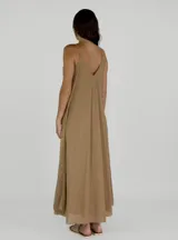 Vestido largo de tirantes finos, color amarillo, con escote en V profundo y detalle de volados en el frente. Diseño holgado y fluido.