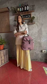 Mochila urbana de diseño compacto en color negro, confeccionada en nylon resistente. Cuenta con un compartimento principal con cierre, bolsillo frontal con cierre y correas ajustables con detalle de marca.