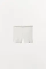 Shorts de tiro alto confeccionados en tejido de punto acanalado con cintura elástica.
