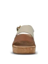 Sandalias de plataforma con suela de corcho. Presentan una tira frontal de cuero marrón y una tira superior de tela en color beige, con ajuste de hebilla metálica en el talón.