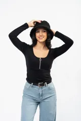 Remera de manga larga color negro, confeccionada en algodón con lycra, con escote redondo y cierre frontal metálico.