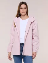 Gabardina estilo parka impermeable de color beige, con capucha fija con cordón ajustable, cierre frontal oculto con broches y bolsillos laterales.