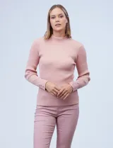 Buzo rosa de tejido acanalado, marca Cable & Gauge, con cuello alto y manga larga con aplique de botones en los puños.