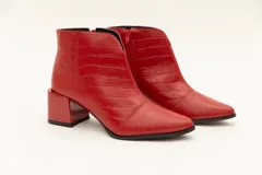 Botín de cuero negro con textura croco, punta fina y taco cuadrado de 6 cm.