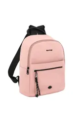 Mochila Las Oreiro color verde agua, con logo de la marca en la parte superior y un aplique de labios en la parte inferior. Cuenta con un bolsillo frontal con cierre y un llavero decorativo de cuerda.