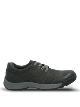 Zapato casual Hush Puppies modelo Duran, confeccionado en cuero de color gris oscuro. Presenta un diseño de cordones, cuello acolchado para mayor confort y suela de goma resistente con una ligera elevación en el talón.