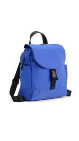 Mochila de diseño compacto con tapa frontal y cierre de hebilla tipo clip. Cuenta con correas ajustables, asa superior, bolsillos laterales y bolsillo trasero con cierre.