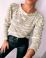 Remera de manga larga con cuello redondo y estampado de cebra en colores verde, rojo, azul y marrón.