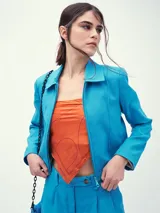 Chaqueta celeste con cierre frontal, cuello clásico y mangas largas.