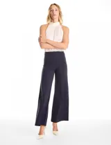 Pantalón palazzo de tiro alto con corte amplio y costuras verticales frontales que estilizan la silueta. Presenta una cintura lisa y estructura fluida.