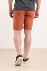 Bermuda de gabardina color marrón, con cintura elástica y cordón ajustable, bolsillos laterales y corte recto.