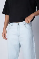 Jean de corte mom fit en color gris lavado, confeccionado en denim resistente, con diseño de tiro medio y ajuste holgado en las piernas.