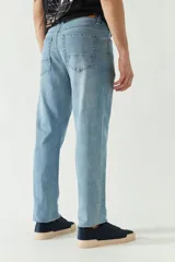 Pantalón de jean azul oscuro, corte recto, tiro medio y logo bordado. Confeccionado en algodón y spandex.