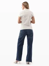 Chomba blanca de piqué de algodón regenerativo con corte slim, cuello tipo polo, cartera de dos botones, logo Tommy Hilfiger Script bordado en el pecho y bandera de Tommy Hilfiger bordada en la manga.