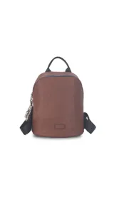 Mochila de símil cuero color negro, con asa de mano superior y correas regulables para llevar al hombro. Presenta cierre principal curvo en la parte superior y un bolsillo oculto en la espalda. Incluye llaveros colgantes decorativos en el tirador del cierre principal.