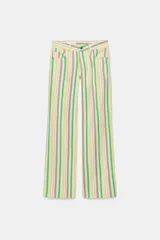 Jeans wide leg de tiro bajo con diseño de rayas verticales en tonos verde, amarillo y beige. Cuenta con cinco bolsillos, presillas para cinto y cierre frontal con cremallera y botón metálico.