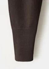 Vestido midi de punto color marrón, con escote bote caído, manga larga y tajo lateral en la falda.