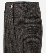 Pantalón de corte recto con estampado a cuadros, confeccionado en mezcla de fibras. Presenta cintura con presillas, bolsillos laterales y traseros, y aletas decorativas en el frente.