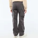 Pantalón cargo de corte recto en color gris oscuro, con bolsillos laterales tipo cargo y costuras reforzadas en las piernas.