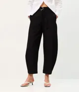 Pantalón de sastrería con modelado barrel, de corte amplio en las piernas y cintura estructurada. Confeccionado en tejido crepe, cuenta con cierre oculto y presillas para cinturón.