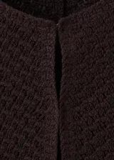 Top musculosa color marrón confeccionado en tejido de punto con diseño calado, cuello redondo y silueta recta.