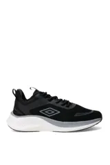 Championes deportivos Umbro Vanta de color negro con suela blanca y detalles en gris.