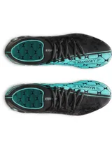 Championes de fútbol Under Armour Magnetico Elite, color negro con detalles en verde agua. Presentan tecnología UA Clone para un ajuste personalizado, impresión 3D para mayor control y zona de golpeo de silicona. Cuentan con cuello de punto tipo calcetín y suela ligera con tacos mixtos para superficies naturales firmes.